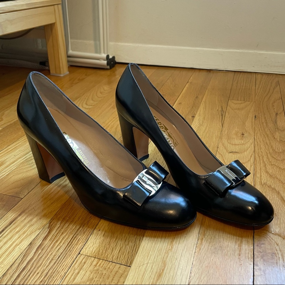 Classic Salvatore Ferragamo Vara black leather pumps with bow size 9.5